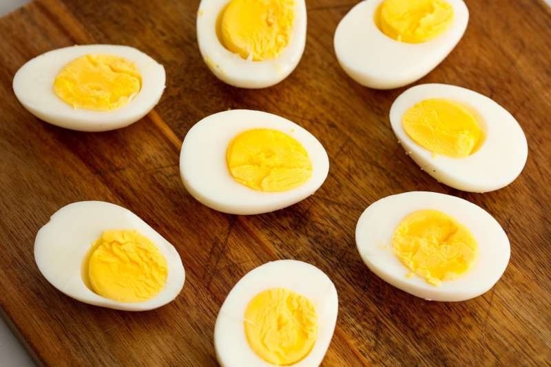 Nên cho chó ăn trứng luộc sẽ tốt hơn
